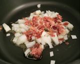 Foto del paso 2 de la receta: Habitas baby en aceite con jamón, boletus y huevo escalfado sobre picatostes
