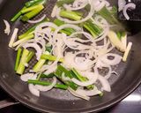 Foto langkah ke 3 dari resep Dwaejigogi bokkeum - korean hot stir fried.