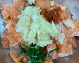 Hình bước làm 2 của món Cá hồi lúc lắc sốt gừng - lá chanh [Eat clean - Lose weight]
