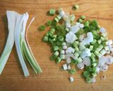Foto del paso 2 de la receta Media tostada con huevos revueltos, ajetes y sobrasada