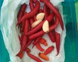 Foto langkah ke 2 dari resep Tips menyimpan cabe anti busuk.