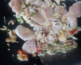 รูปขั้นตอนการทำที่ 2 ของ กะเพราไก่เส้นบุก🐓