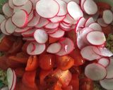 Une image de l'étape 2 de Salade de quinoa, tomates et radis.