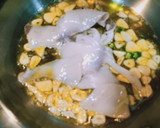 Foto del paso 4 de la receta: Calamar a la plancha con langostinos al ajillo
