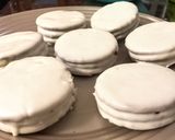 Foto del paso 3 de la receta: Alfajores Triples Express sin Horno con Galletitas  tipo Maria de Limón Bañados con Chocolate Blanco