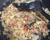 รูปขั้นตอนการทำที่ 2 ของ ข้าวผัดแหนม แสนอร่อยด้วยเครื่องปรุง2อย่าง