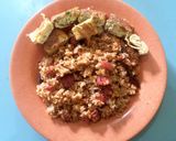 Foto langkah ke 3 dari resep Nasi goreng komplit (sambel ikan roa+sosis+telur dadar gulung).