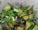 Gambar langkah 3 resipi Tumis Terung Kacang Panjang.
