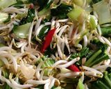 Foto langkah ke 3 dari resep Tumis Tauge Pokcoy Pedas.