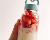 Hình bước làm 1 của món Sinh tố táo dâu