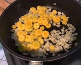 Une image de l'étape 6 de Aubergines aux carottes jaunes, persil, ail, oignon et épices.