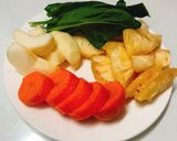 Hình bước làm 1 của món Sinh tố rau bina, dứa, táo, cà rốt
