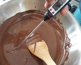 Foto del paso 10 de la receta: Bombón de chocolate relleno de fresa