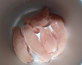 รูปขั้นตอนการทำที่ 1 ของ อกไก่ตุ๋นน้ำแดง