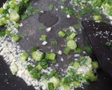 Foto langkah ke 3 dari resep Nasi Ceplok Telur dengan Scallion Oil.