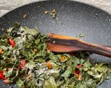 Foto langkah ke 3 dari resep Tumis Daun Singkong.