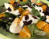Foto del paso 7 de la receta: Ensalada de brotes tiernos, con salsa de queso Roquefort, pasas y mandarina