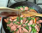 Foto langkah ke 3 dari resep Tumis sosis kacang panjang.