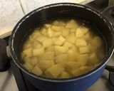 Une image de l'étape 3 de Salade marinée de pommes de terre au porc, oignons nouveaux et tomates orange.