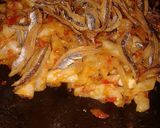 Foto langkah ke 4 dari resep Tumis kubis teri pedas.