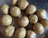 A picture of step 2 of Chocolate Till laddu.