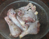 Foto del paso 6 de la receta: Muslos de pollo asados en freidora de aire con papas arrugas y mojo de pimiento
