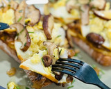 Foto del paso 8 de la receta: Tosta de scamorza 🍞 🧀 🍄 🥔 🍳