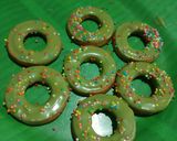 Foto langkah ke 3 dari resep Kukis Krans Natal (Christmas Wreath Cookies).