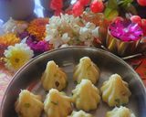 A picture of step 4 of Cashew coconut modak.
