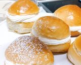 Foto del paso 9 de la receta: Bollos de brioche con nata!