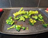 Foto del passaggio 2 della ricetta Smash broccoli, ricotta al limone con salmone affumicato 🥦🐟🍋