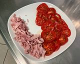 Une image de l'étape 5 de Salade de tomates à l'oignon rouge, jambon blanc, basilic et burrata.