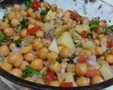 A picture of step 4 of Chat patti channa chaat.