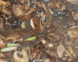 Foto del paso 3 de la receta: Arroz con setas y ajos tiernos