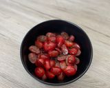 Une image de l'étape 1 de 🍅 Salade de tomates cerises, Burrata à la Tapenade & basilic 🍅.
