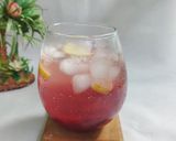 Foto langkah ke 3 dari resep Strawberry Sparkling Lemonade.