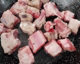 Foto del paso 2 de la receta: Arroz con costillas, ajos tiernos y ceps