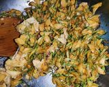 รูปขั้นตอนการทำที่ 6 ของ ดอกโสนผัดไข่