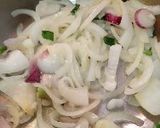 Foto del paso 1 de la receta: Empanadas fritas de muzzarella, cebolla y ciruelas