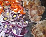 Foto del paso 1 de la receta: Bondiola y verduras a la chapa con ensalada de espinaca y huevo