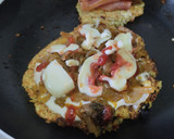Foto del paso 4 de la receta: Torticas de coliflor a la pizza🍕de cebolla caramelizada🧅, queso crema🧀, tomate🍅