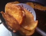 A picture of step 7 of Aloo ke crispy pakorey.
