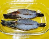 รูปขั้นตอนการทำที่ 2 ของ กุ้งลายเสือนึ่งกระเทียม
