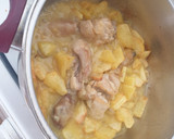 Foto del paso 6 de la receta: Muslos de pollo al ajillo con patatas