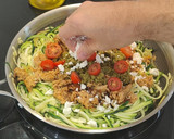 Foto del paso 4 de la receta: Espaguetis de calabacín con pulled pork y salsa pesto