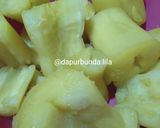Foto langkah ke 4 dari resep Singkong Goreng Merekah (cara merebus cepat empuk).