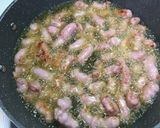 Foto del paso 1 de la receta: Huevos sobre fritada de salchichas y patatas