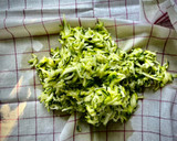 Foto del paso 2 de la receta: Gofre de calabacín con queso cottage