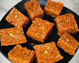 तिल गुड़ गाजर बर्फी (Til Gud gajar Barfi recipe in Hindi) रेसिपी चरण 6 फोटो