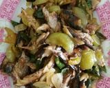 Foto langkah ke 3 dari resep Ikan keranjang cabe hijau.